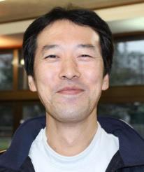 かとうよしのり　昭和41年4月16日生まれ。日本大学卒。癒し整体 加藤施術院院長。自分のアレルギー体質や病弱な体を改善すべく、独学で分子栄養学を学ぶ。カイロプラクティック理論とあわせ、体質を見事に改善。健康体に！